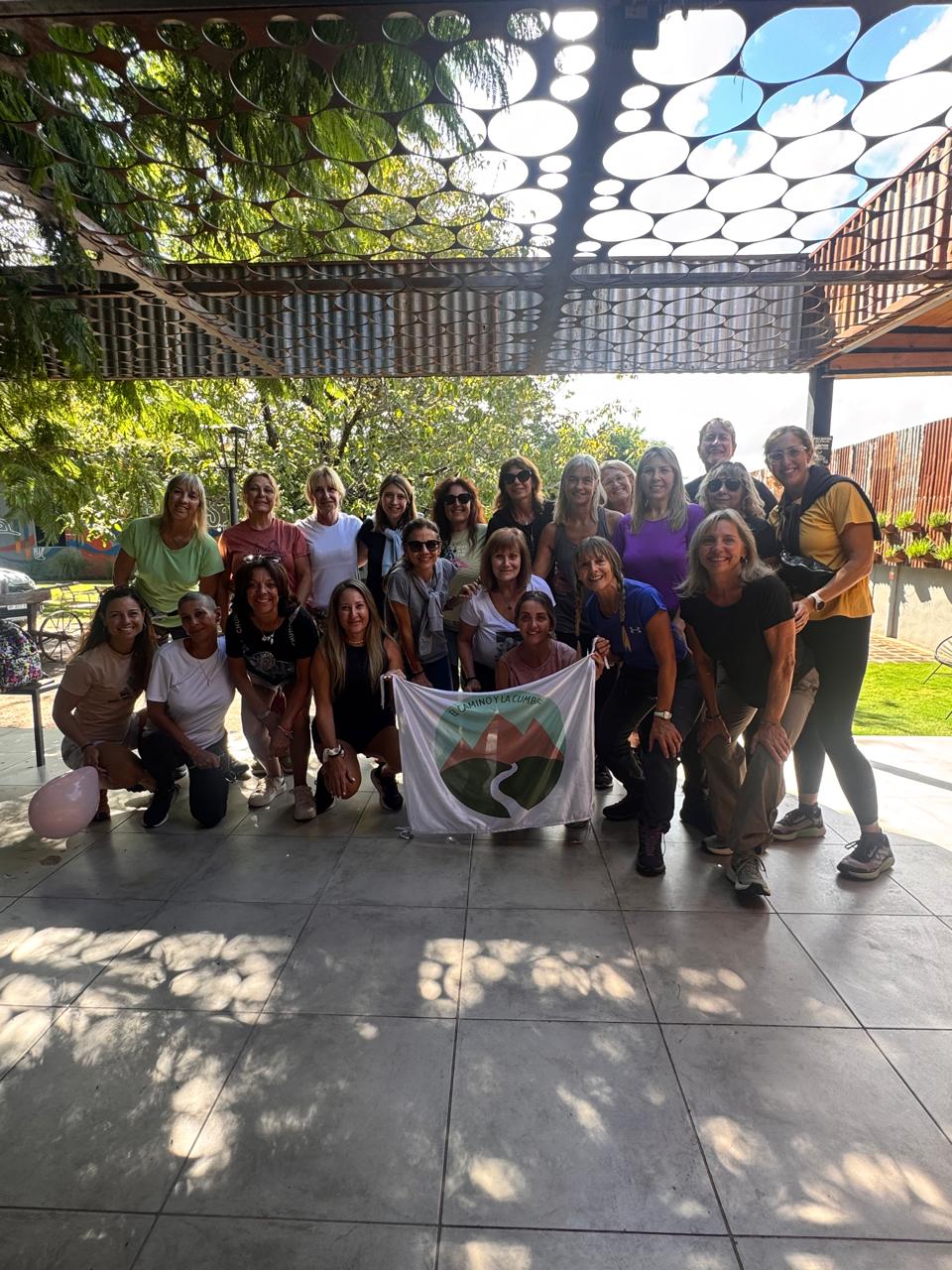 Grupo de chicas en las sierras
